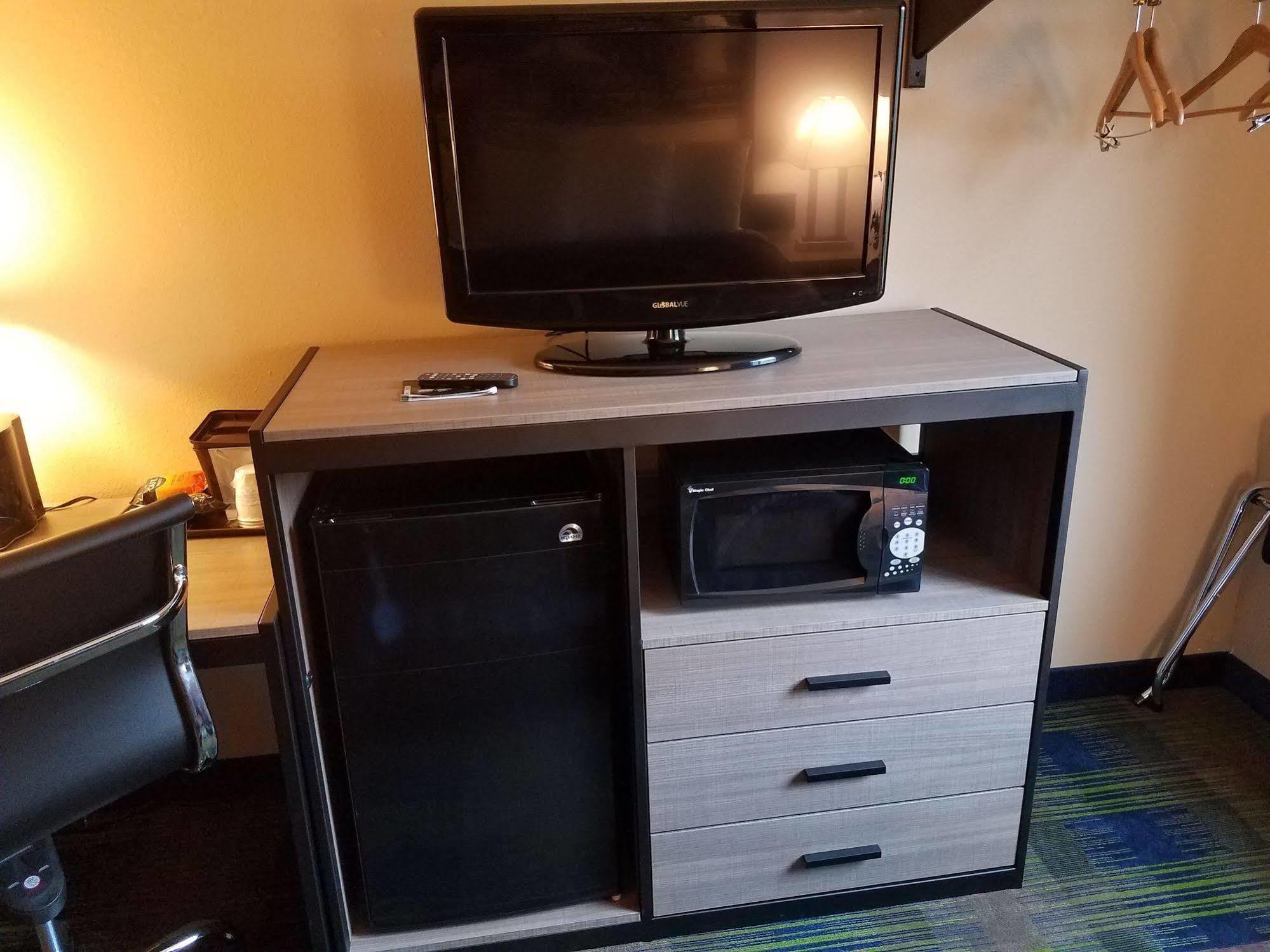 Super 8 By Wyndham Cromwell/Middletown Hotel Ngoại thất bức ảnh